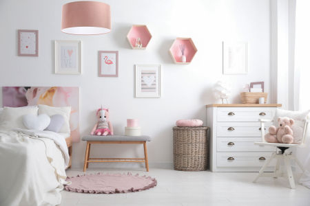 Pudrowo różowa lampa wisząca z walcowym abażurem z weluru, z białym wnętrzem JASMINE BEBE