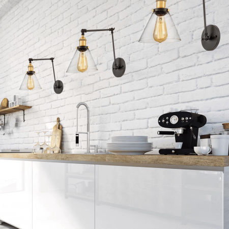 Czarny kinkiet ze szklanym, przezroczystym kloszem na regulowanym ramieniu z mosiężnymi akcentami HARTON W2