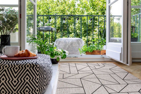 Ciekawy geometryczny dywan beżowy szary w czarne linie trójkąty sznurkowy boho