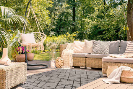 Szaro-beżowy dywan sznurkowy boho z czarnym wzorem geometrycznym trójkąty, romby, na taras i do domu - BOHANA