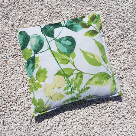 Ozdobna poszewka na poduszkę z akwarelowymi zielonymi liśćmi