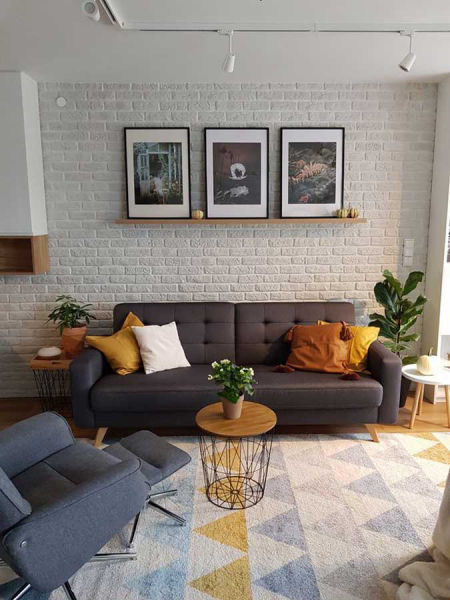 Nowoczesny geometryczny dywan w trójkąty kolorowe na jasnym tle