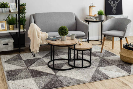 Syntetyczny ciemny dywan z geometrycznym przecieranym wzorem w trójkąty i kwadraty