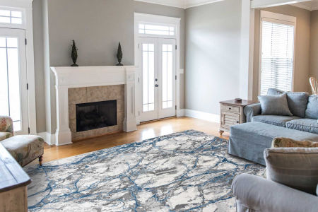 Jasny dywan designerski strukturalny szaro-niebieski wzór marmur kamień