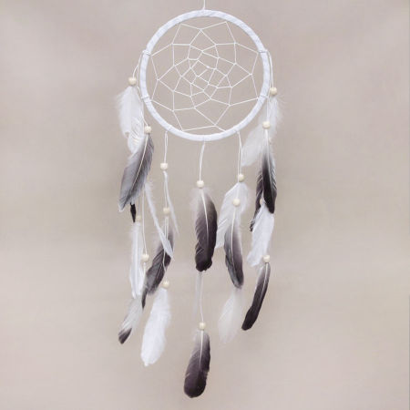 Indiański łapacz snów biało-brązowy z drewnianymi koralikami, styl boho