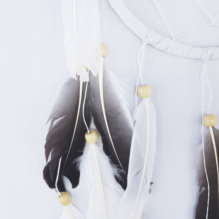 Indiański łapacz snów biało-brązowy z drewnianymi koralikami, styl boho