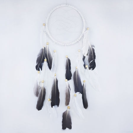 Indiański łapacz snów biało-brązowy z drewnianymi koralikami, styl boho