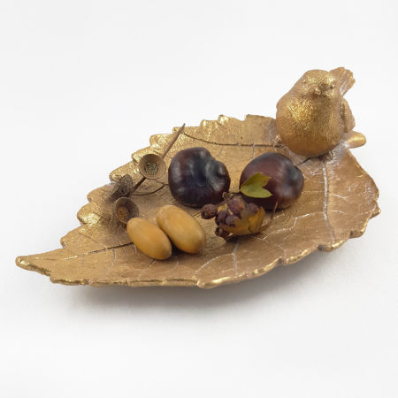 Złota nowoczesna patera w kształcie liścia brzozy z małym ptakiem