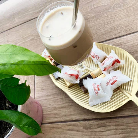 Nowoczesna złota designerska patera w kształcie liścia