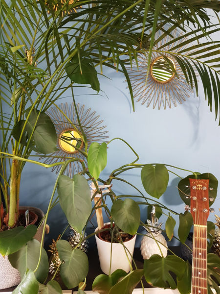 Złote metalowe lustro na ścianę w kształcie słońca w skandynawskim stylu