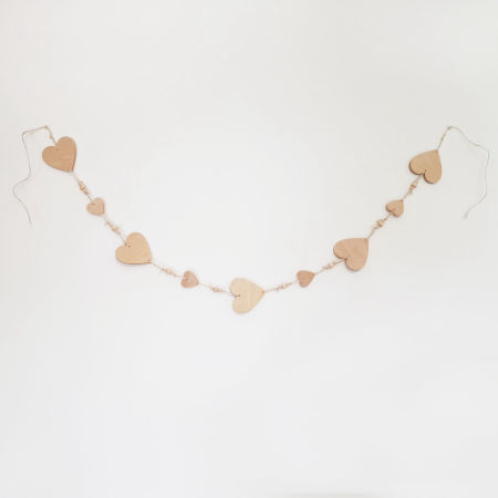 Ręcznie robiona girlanda z drewna w kształcie serca