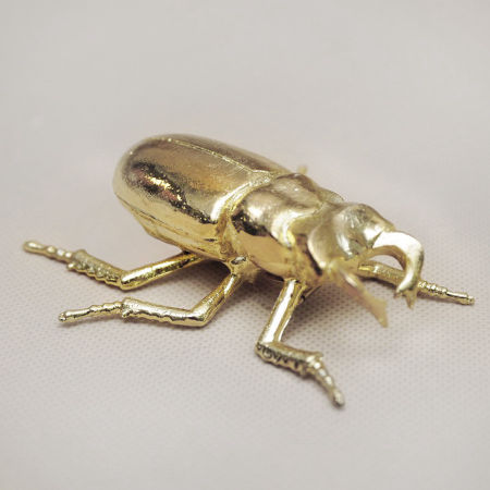 Złoty egipski skarabeusz, elegancka dekoracja małe żuczki