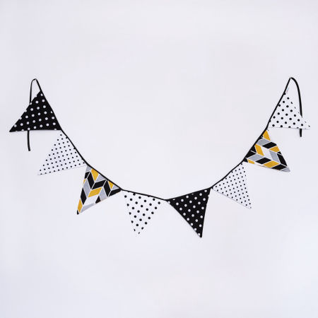 Czarno-biało-musztardowa girlanda z materiału w groszki, jodełkę