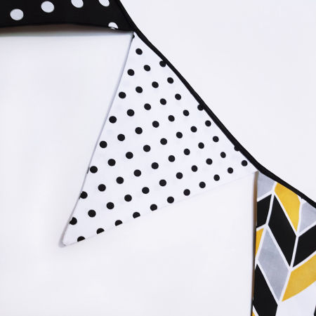 Czarno-biało-musztardowa girlanda z materiału w groszki, jodełkę