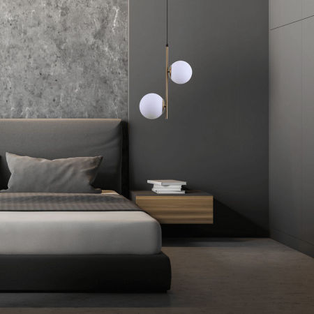 Elegancka, mosiężna lampa wisząca z białymi, okrągłymi kloszami FILARI D15