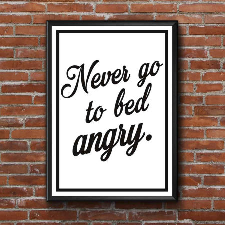 Biało-czarny plakat na ścianę z napisem NEVER GO TO BED ANGRY