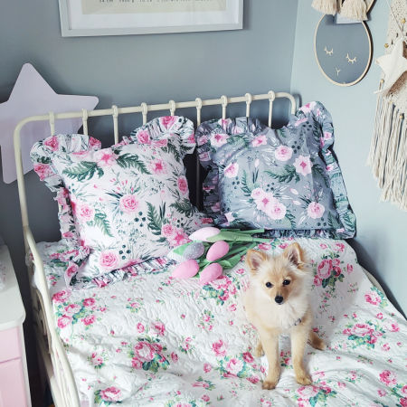 Poszewka ozdobna z falbanką róże na białym tle