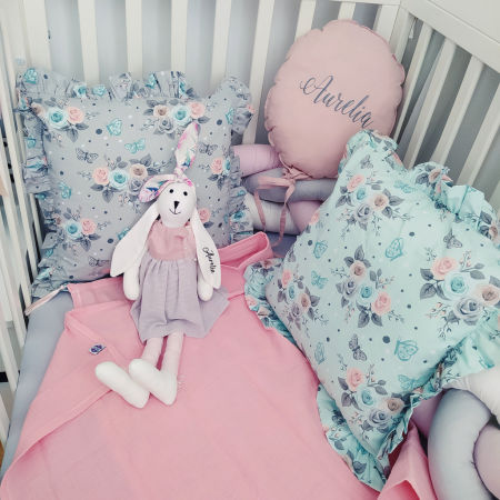 Miętowa poszewka w różowe i szare róże, motylki, groszki z falbanką, styl prowansalski