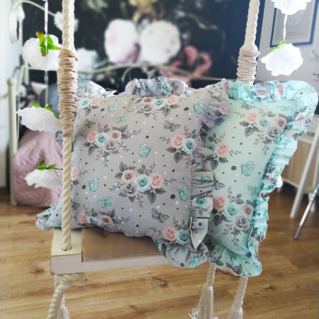 Szara prowansalska poszewka na poduszkę w różowe i miętowe róże, motylki, z falbanką