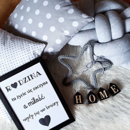 Szara poszewka dekoracyjna na poduszkę w białe grochy, kropki 2,3 cm