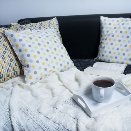 Biała poszewka na poduszkę w szare i żółte kropki, grochy 1,8 cm