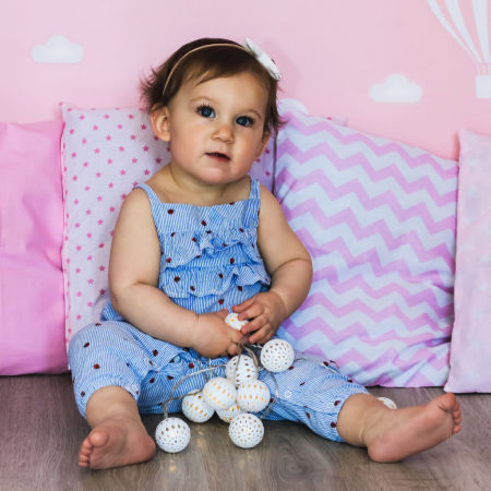 Poszewka na poduszkę dekoracyjna w drobne, różowe GWIAZDKI 1 cm na jasnoróżowym tle