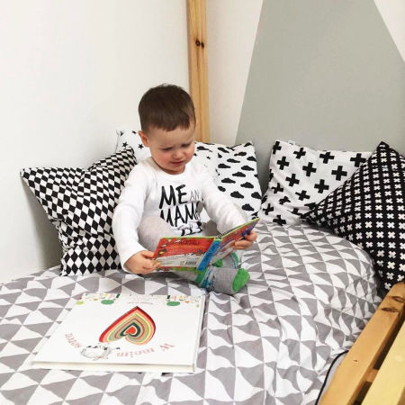 Czarna poszewka na poduszkę dekoracyjną w białe KRZYŻYKI, PLUSY 2 cm, nowoczesny wzór