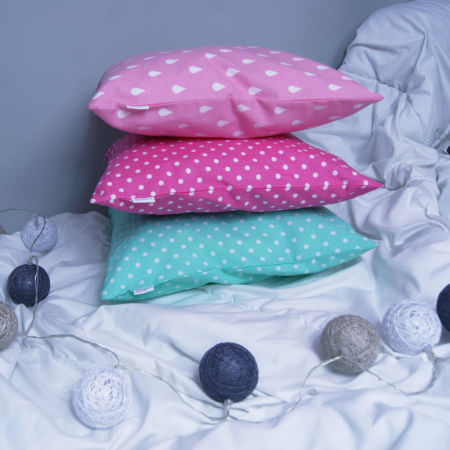 Różowa poszewka na poduszkę w KROPLE, KROPELKI, ŁEZKI białe