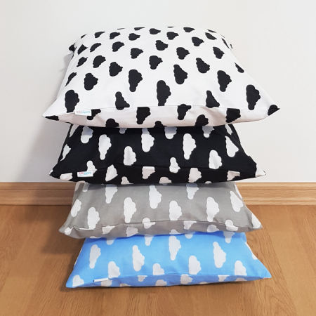 Czarna poszewka dekoracyjna na poduszkę w białe CHMURKI