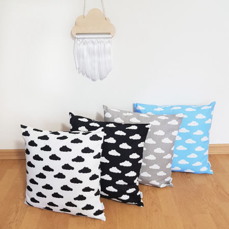 Szara poszewka na poduszkę dekoracyjna w białe CHMURKI