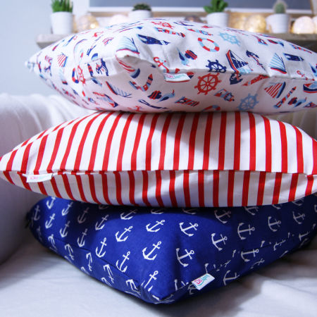 Granatowa poszewka dekoracyjna w kotwice, marynarska, marynistyczna