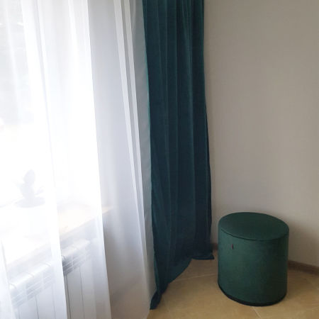 Zielony puf welurowy elegancki klasyczny butelkowa leśna zieleń