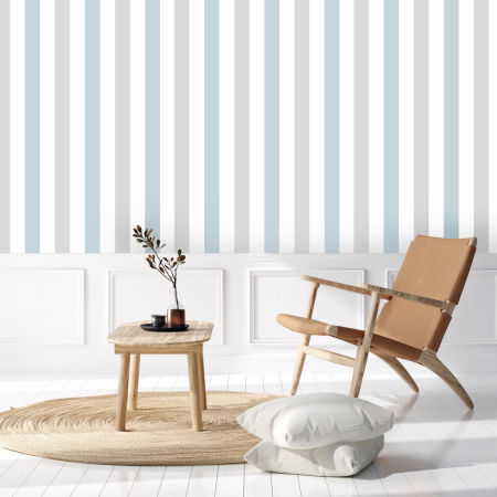 Delikatna, biała tapeta w jasnoszare i jasnoniebieskie pasy pionowe 8 cm