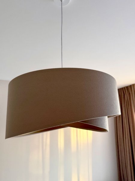 Beżowa lampa wisząca z okrągłym, asymetrycznym kloszem z weluru ze złotym wnętrzem SAMANTA