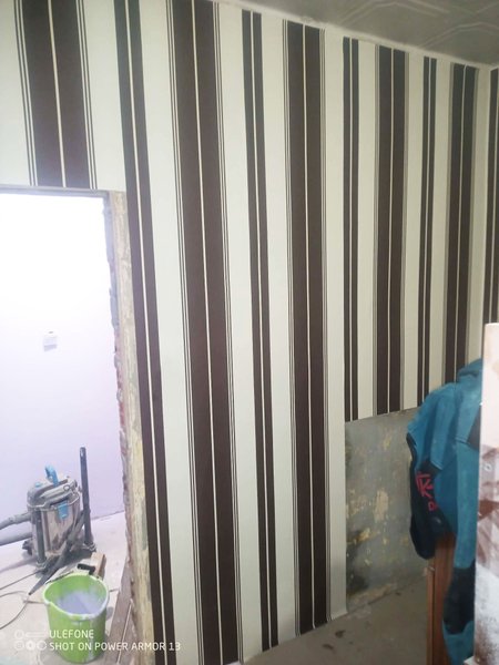 Kremowa tapeta ścienna w brązowe pasy pionowe, klasyczna i ponadczasowa, do salonu - VELORA