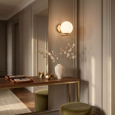 Designerski mosiężny kinkiet SORENTO, elegancki biały szklany klosz kula