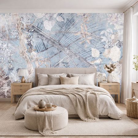 Niebiesko-beżowa fototapeta w egzotyczne rośliny na tle popękanej starej ściany - SZEPT NATURY