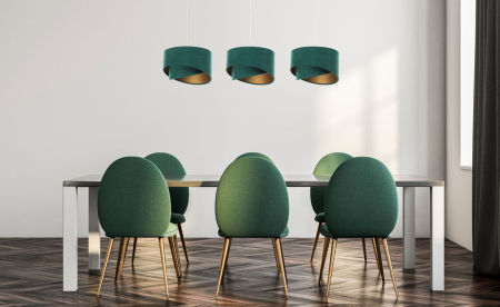 Potrójna zielono-złota lampa z asymetrycznymi welurowymi abażurami na listwie sufitowej