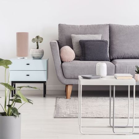 Pudrowo różowa lampa stołowa do sypialni, welurowa - JASMINE BEBE