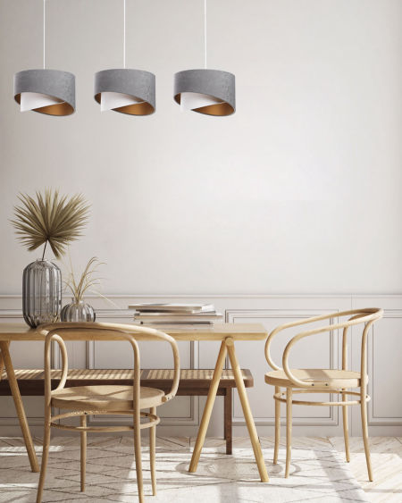 Szaro-biała lampa wisząca z welurowymi abażurami i złotym wnętrzem, na listwie