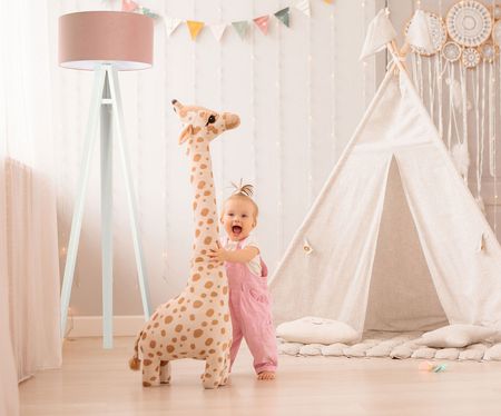 Welurowa lampa podłogowa z walcowym, pudrowo różowym abażurem na drewnianym trójnogu JASMINE BEBE