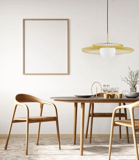 Złota lampa wisząca, druciana metalowa oprawa, biały szklany klosz kula, glamour, art deco - SOLARIS