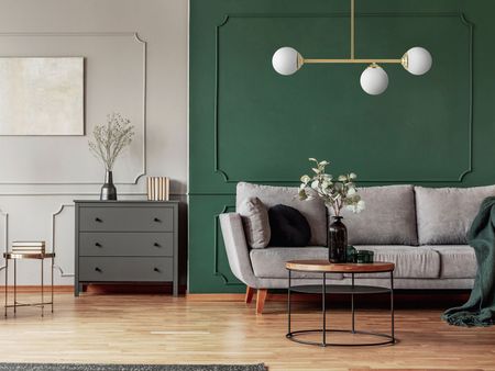 Złota lampa wisząca z białymi okrągłymi kloszami, klasyczny styl i elegancja - FINO W3