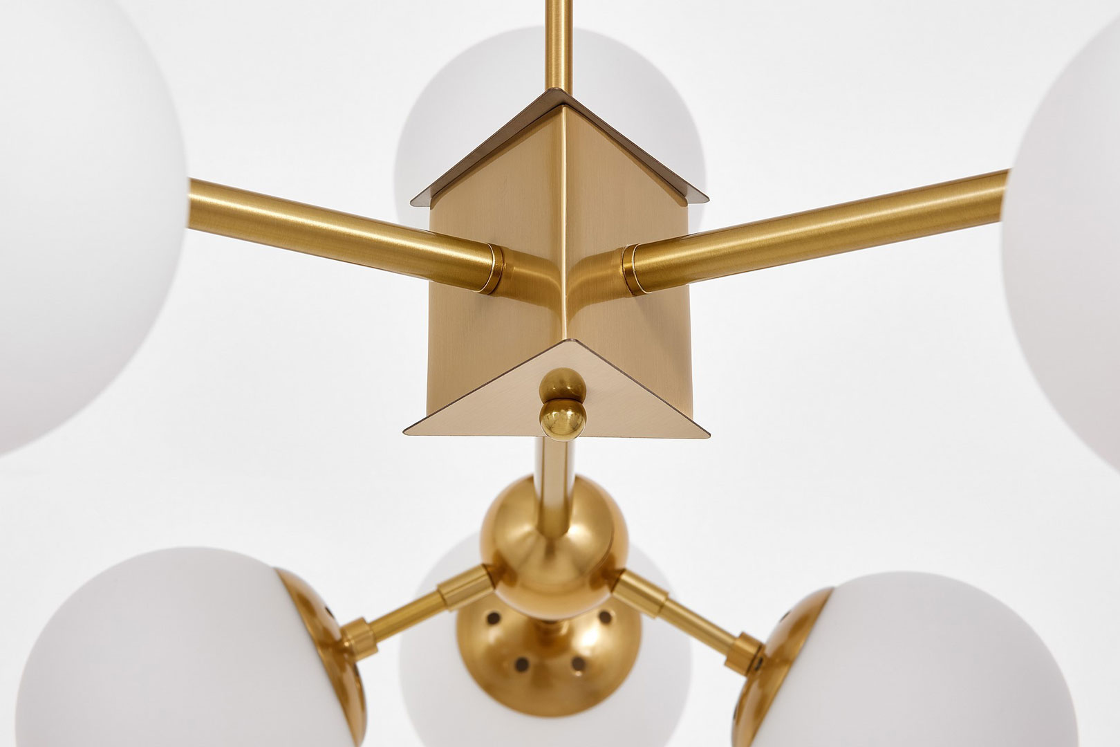 Mosiężno-biały żyrandol, białe kule, lampa wisząca glamour, art deco - ZODIAK W12 - Lumina Deco zdjęcie 4