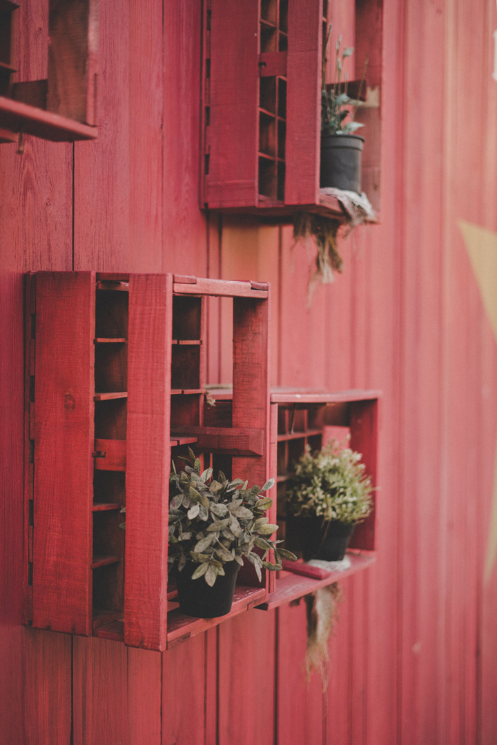 Drewniane skrzynki po warzywach pomalowane na czerwono
