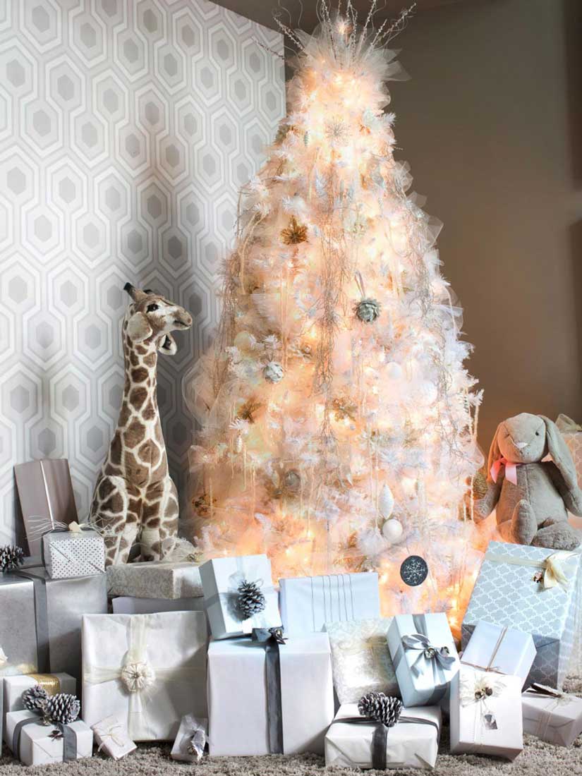 Inspiracja na Boże Narodzenie: białe dekoracje na choinkę z lampkami, biały tiul i prezenty