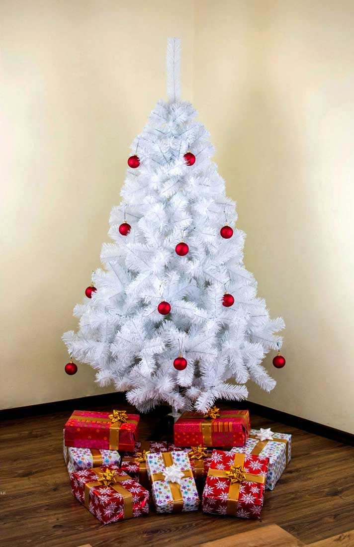 Prosta, minimalistyczna biała choinka udekorowana czerwonymi bombkami i prezentami
