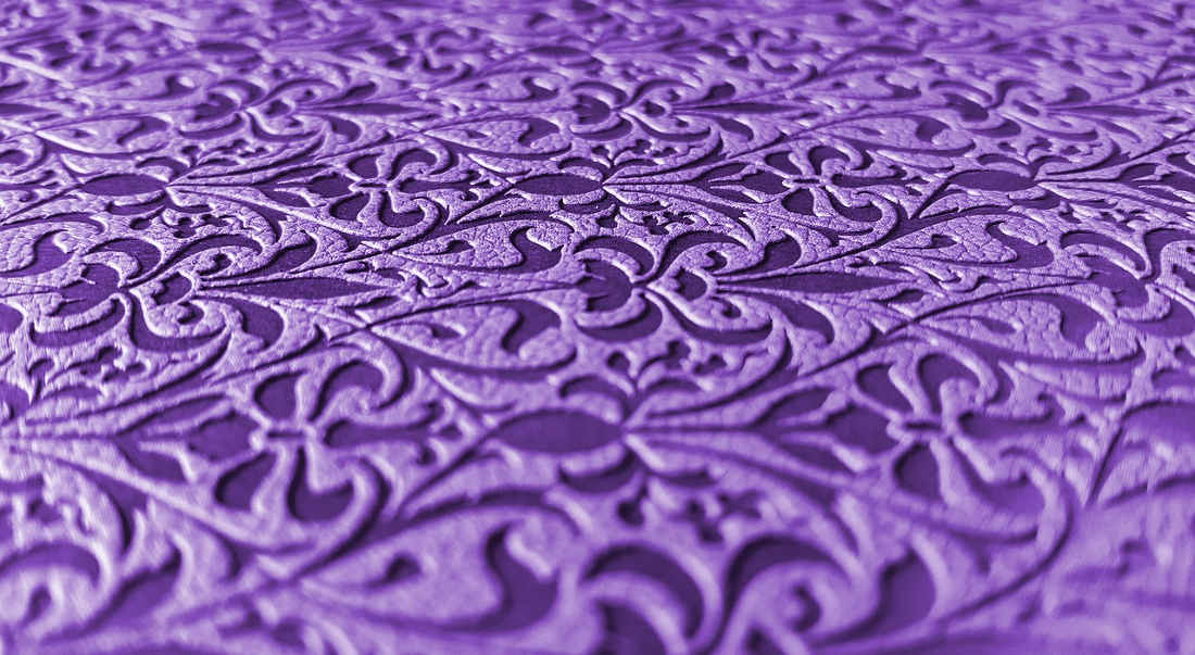Fioletowa tkanina o fakturze, ornamencie przypominającym tkaninę