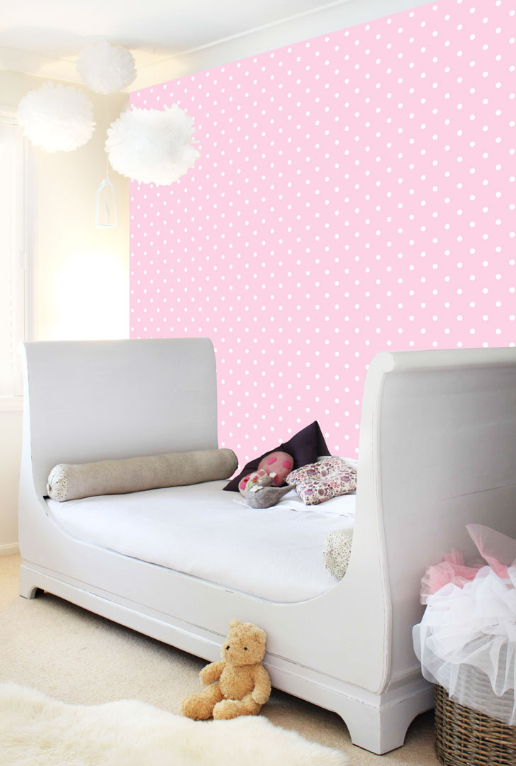 Różowa tapeta w małe białe kropki, groszki, polka dot 2 cm - Dekoori zdjęcie 4