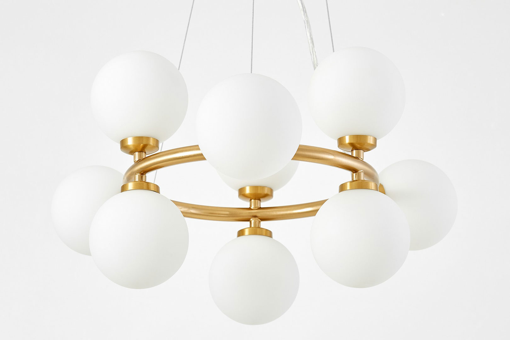 Wielopunktowa lampa wisząca MARSIADA w kolorze mosiądzu, nowoczesne białe klosze kule - Lumina Deco zdjęcie 3